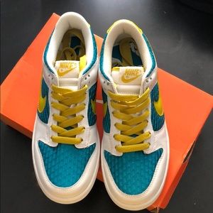 Nike Women’s Dunk Low Size 7 White/Teal/Cit